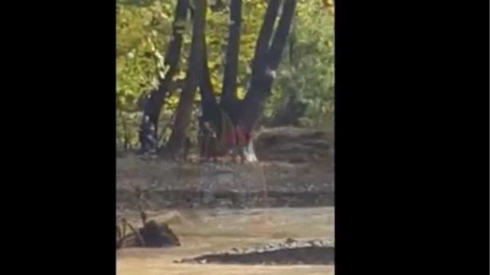 Καρέ καρέ η δραματική διάσωση του 27χρονου από το χείμαρρο στην Εύβοια (βίντεο)